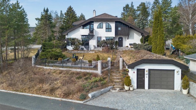 Velkommen til Vognvegen 121B - Særegen enebolig med fine uteplasser, garasje og spennende uttrykk!