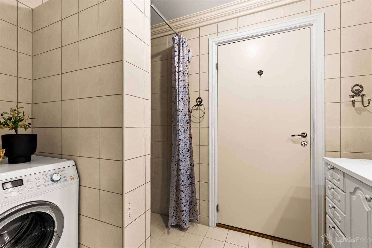 Rommet er innredet med servant med underskap, speil med belysning og overskap som gir gode oppbevaringsmuligheter. Dusjnisje med hånddusj og praktiske løsninger, samt opplegg for vaskemaskin.