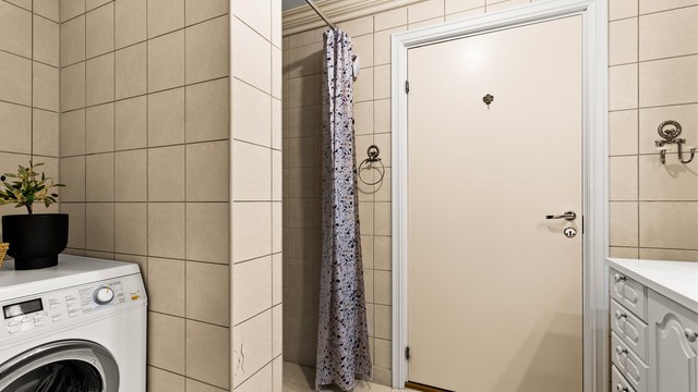 Rommet er innredet med servant med underskap, speil med belysning og overskap som gir gode oppbevaringsmuligheter. Dusjnisje med hånddusj og praktiske løsninger, samt opplegg for vaskemaskin.
