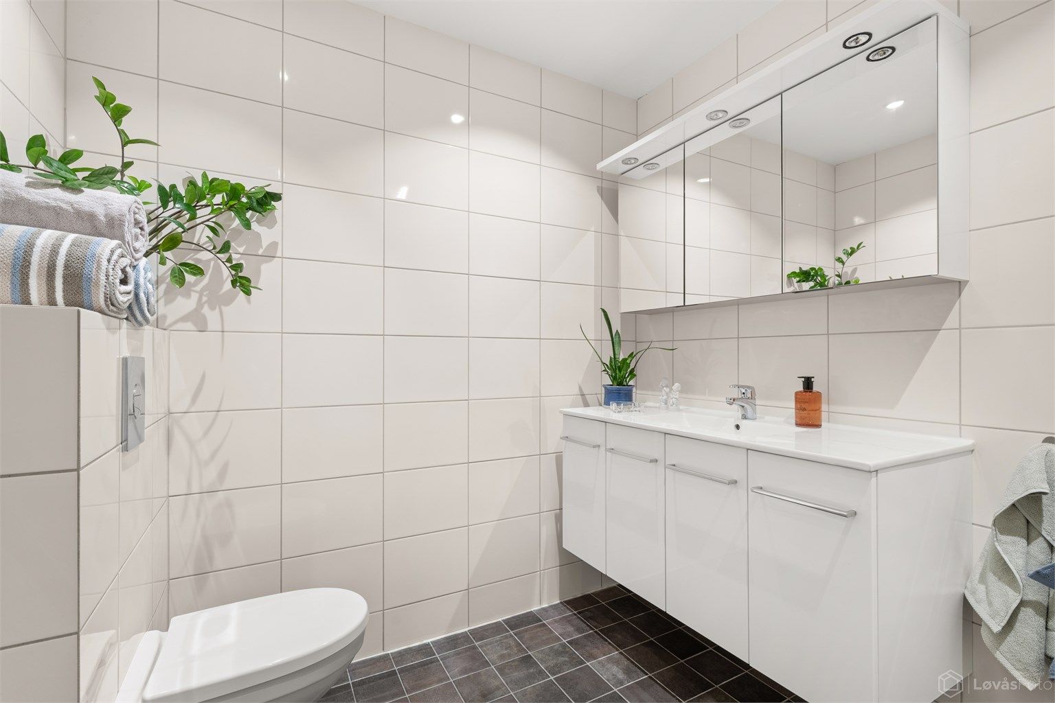Bad med varmekabler i gulvet og downlights i himling