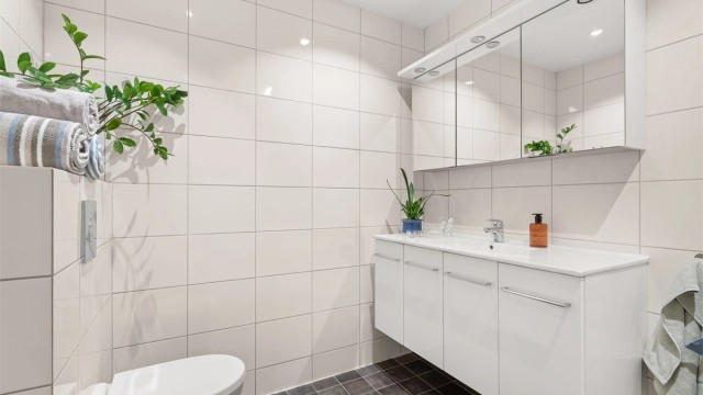 Bad med varmekabler i gulvet og downlights i himling