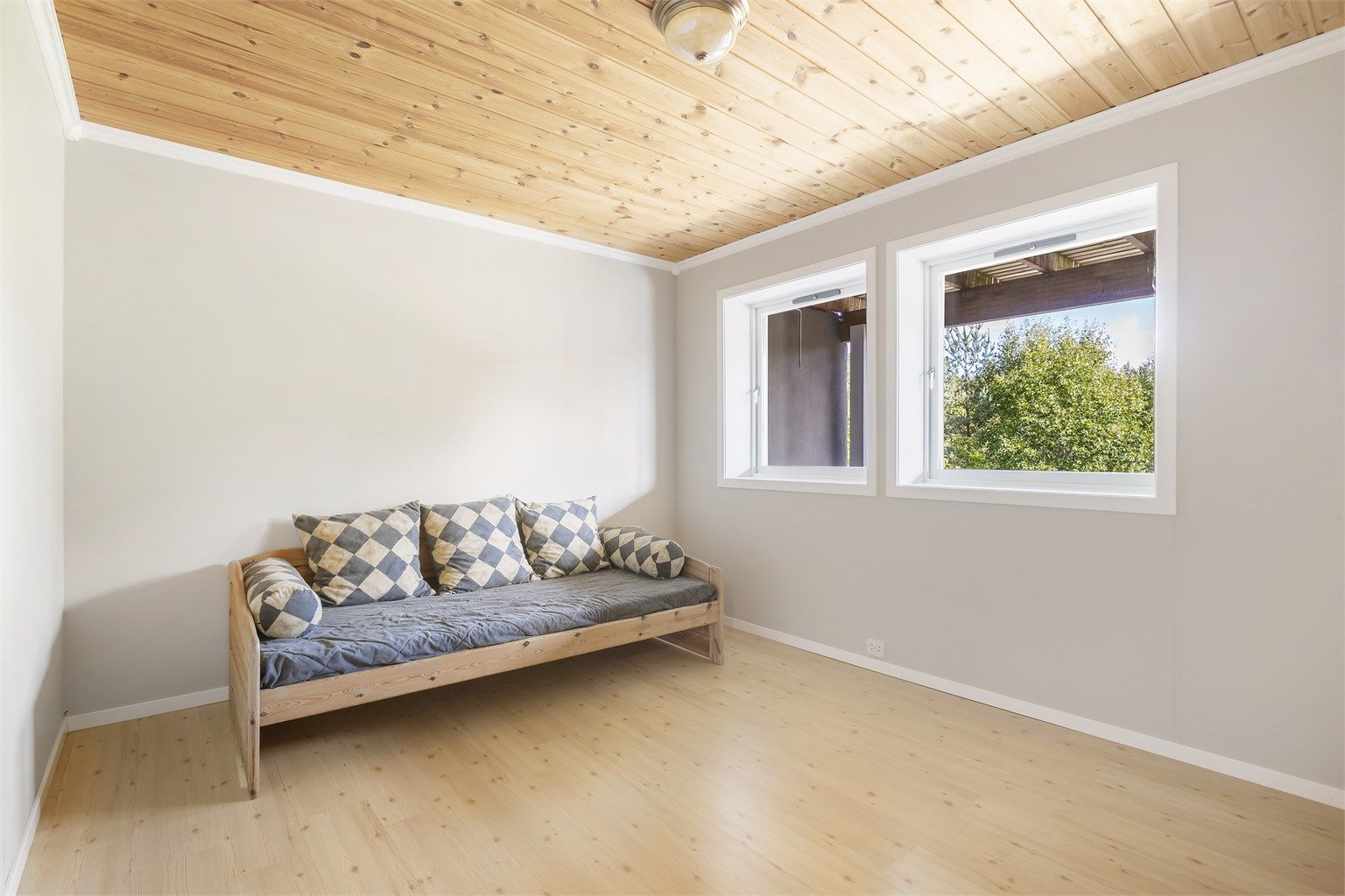 Rom benyttet som soverom med furupanel i himling og lyse overflater, (ikke godkjent for varig opphold). 
