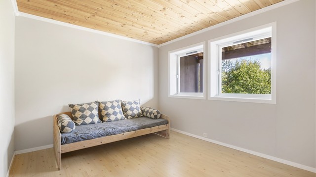 Rom benyttet som soverom med furupanel i himling og lyse overflater, (ikke godkjent for varig opphold).