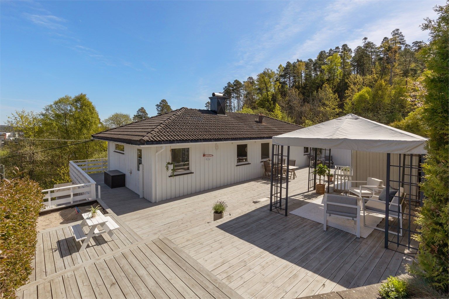 Terrassen er plassert der terrenget skråner og er lagt i ulike nivåer.