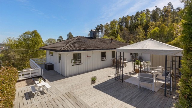 Terrassen er plassert der terrenget skråner og er lagt i ulike nivåer.