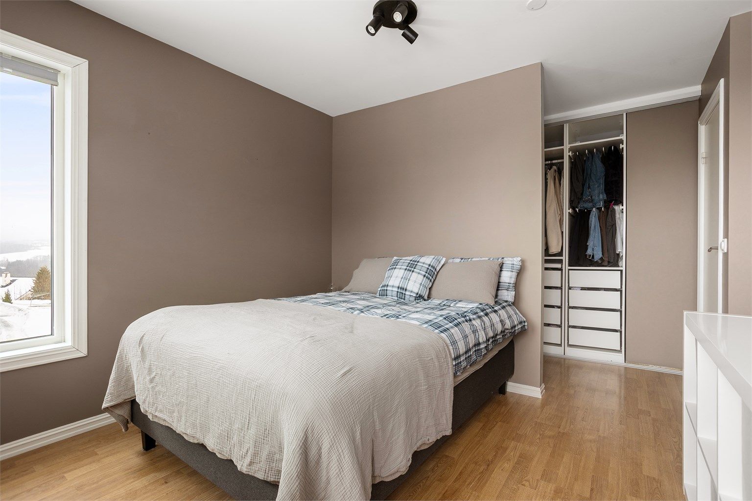 Soverommet har plss til dobbeltseng og garderobeløsning