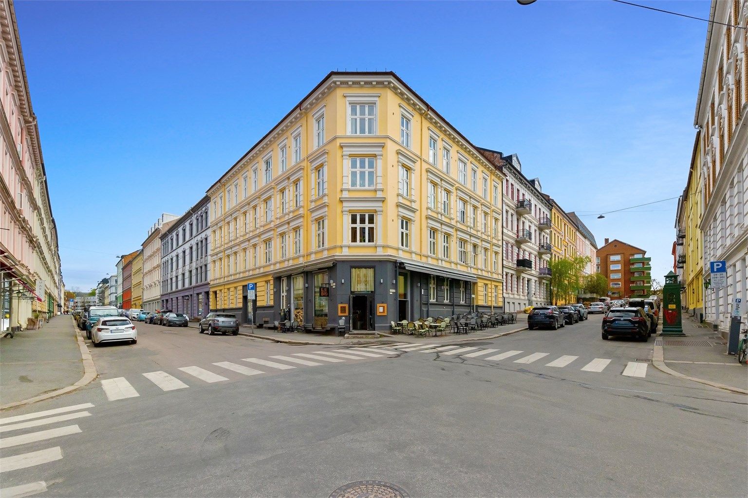 Leiligheten ligger i en klassisk bygård fra 1893, med umiddelbar nærhet til Bogstadveien.