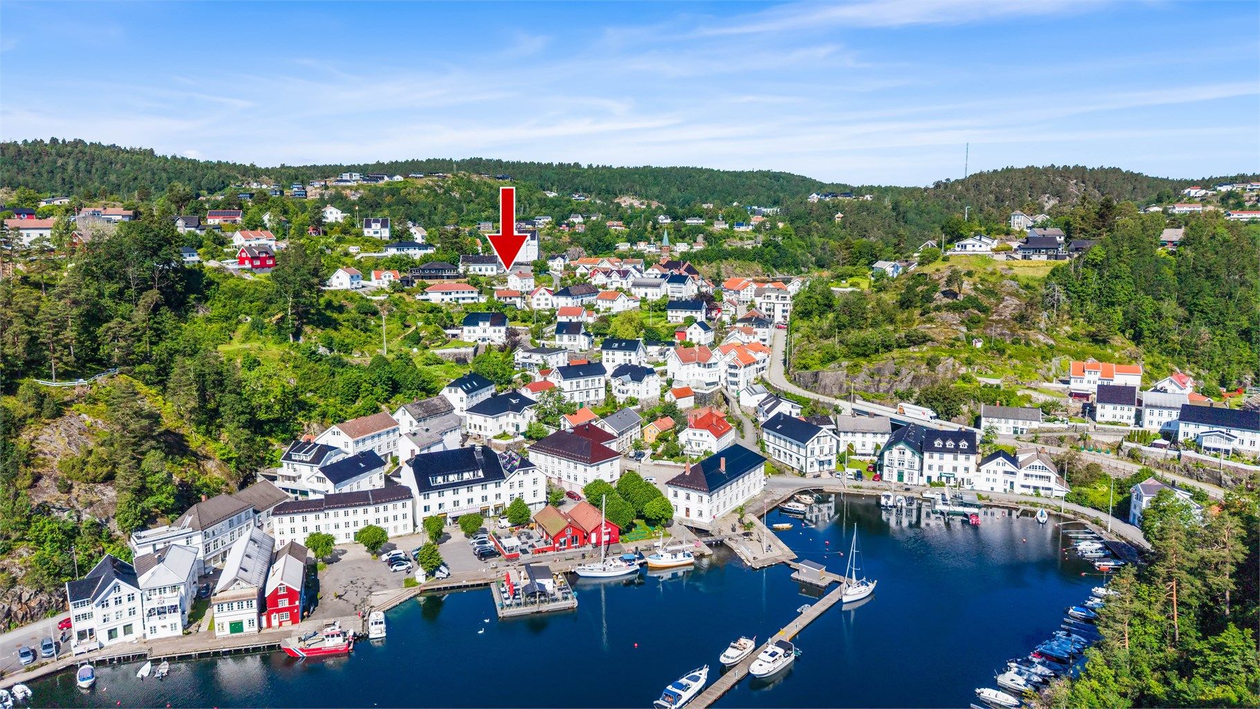 Tvedestrand sentrum byr på butikker og servicetilbud i gangavstand.