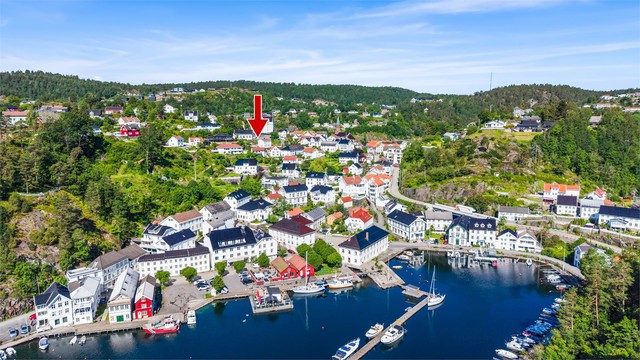 Tvedestrand sentrum byr på butikker og servicetilbud i gangavstand.