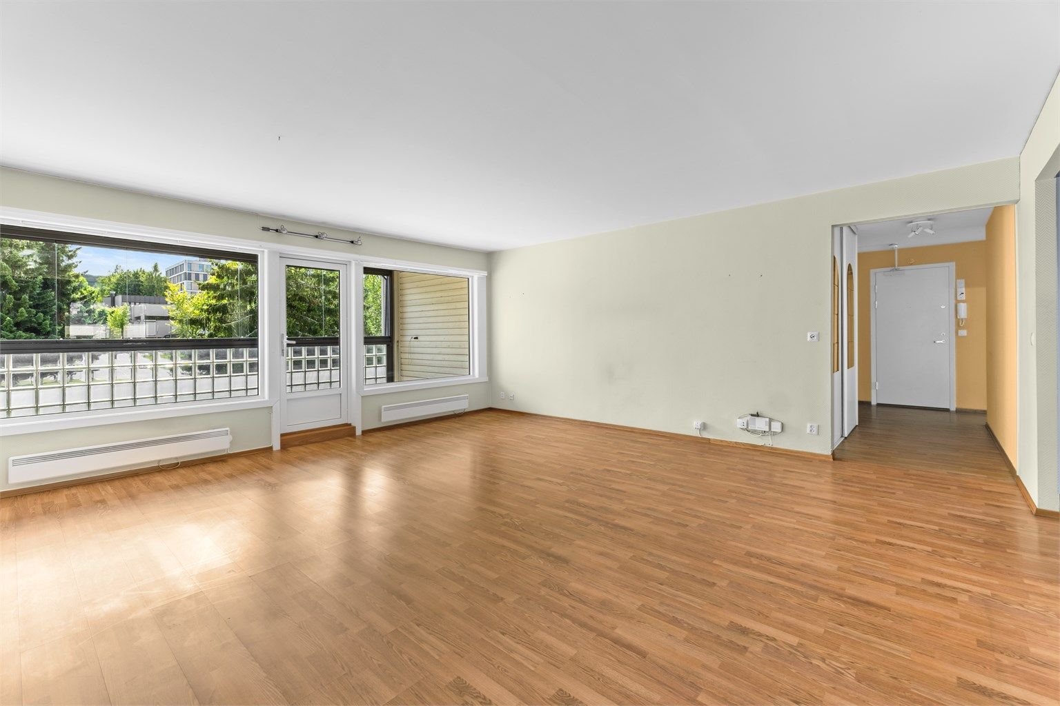 Innvendig byr leiligheten på en lys og luftig stue med plass til både sofa- og spisegruppe.