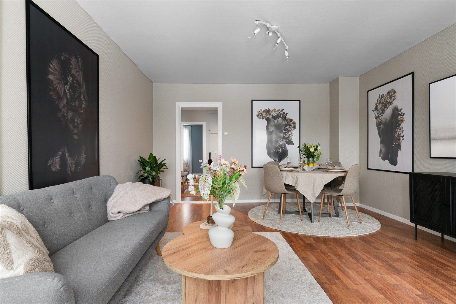 Stuen er et lyst og trivelig rom med god plass for både sofagruppe og spisebord.
