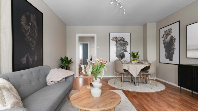 Stuen er et lyst og trivelig rom med god plass for både sofagruppe og spisebord.