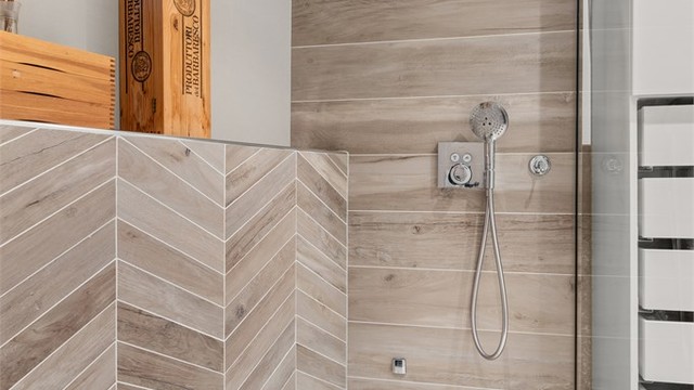 Dusjsone med integrert regnfallsdusj