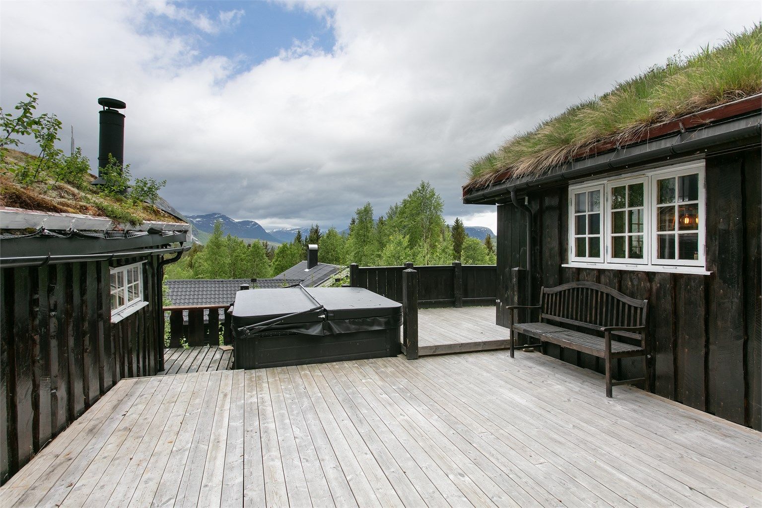 Uteplassen har gode solforhold, ifølge selger.