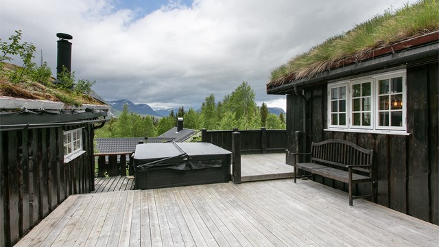 Uteplassen har gode solforhold, ifølge selger.