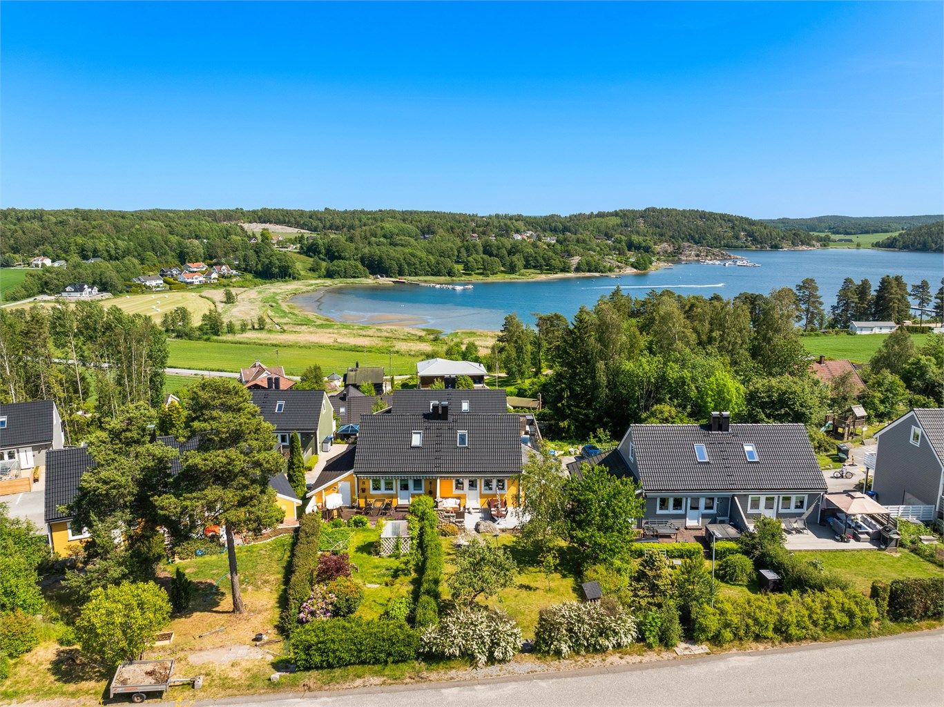 Lineveien 9 utgjør tomannsboligens sydlige halvdel og inneholder en funksjonell romløsning over totalt tre etasjer.