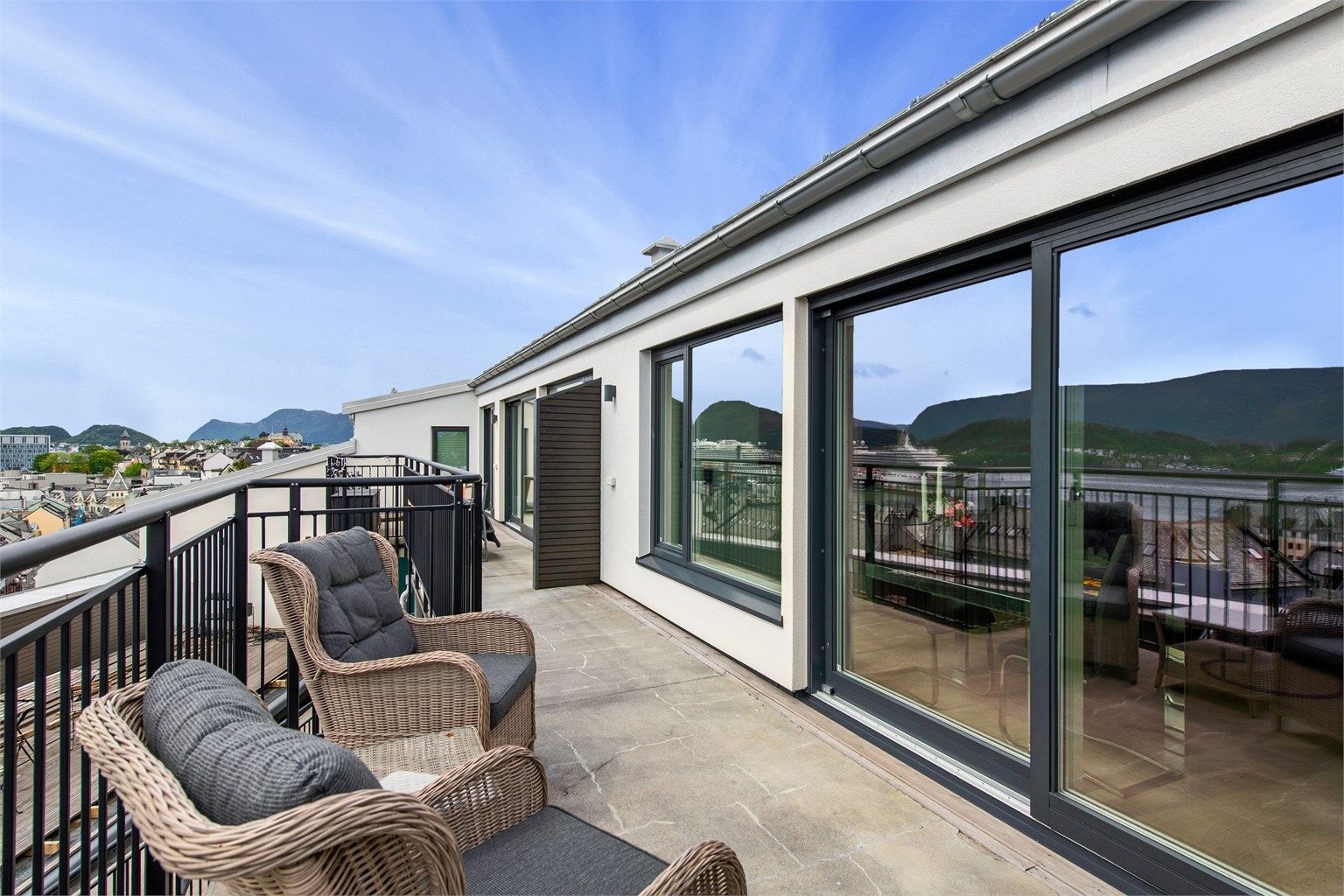 Sydvendt terrasse på 12 kvm i 7. etasje med utgang fra stue/kjøkken