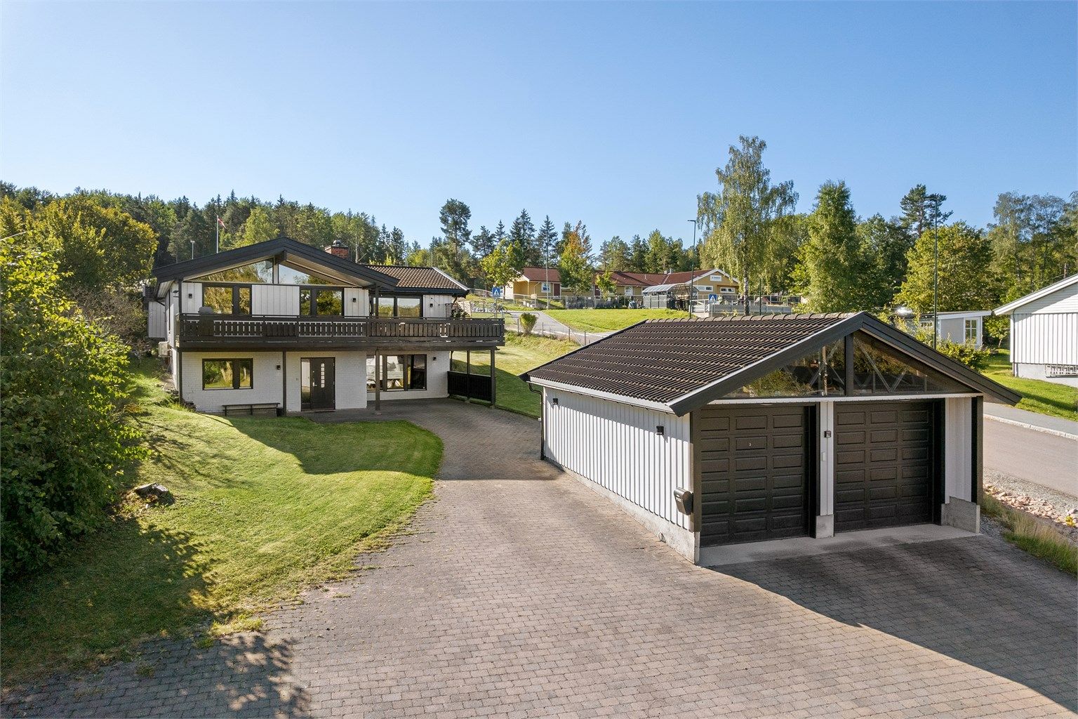 Eneboligen har dobbelgarasje og god plass i gårdsplassen til flere biler