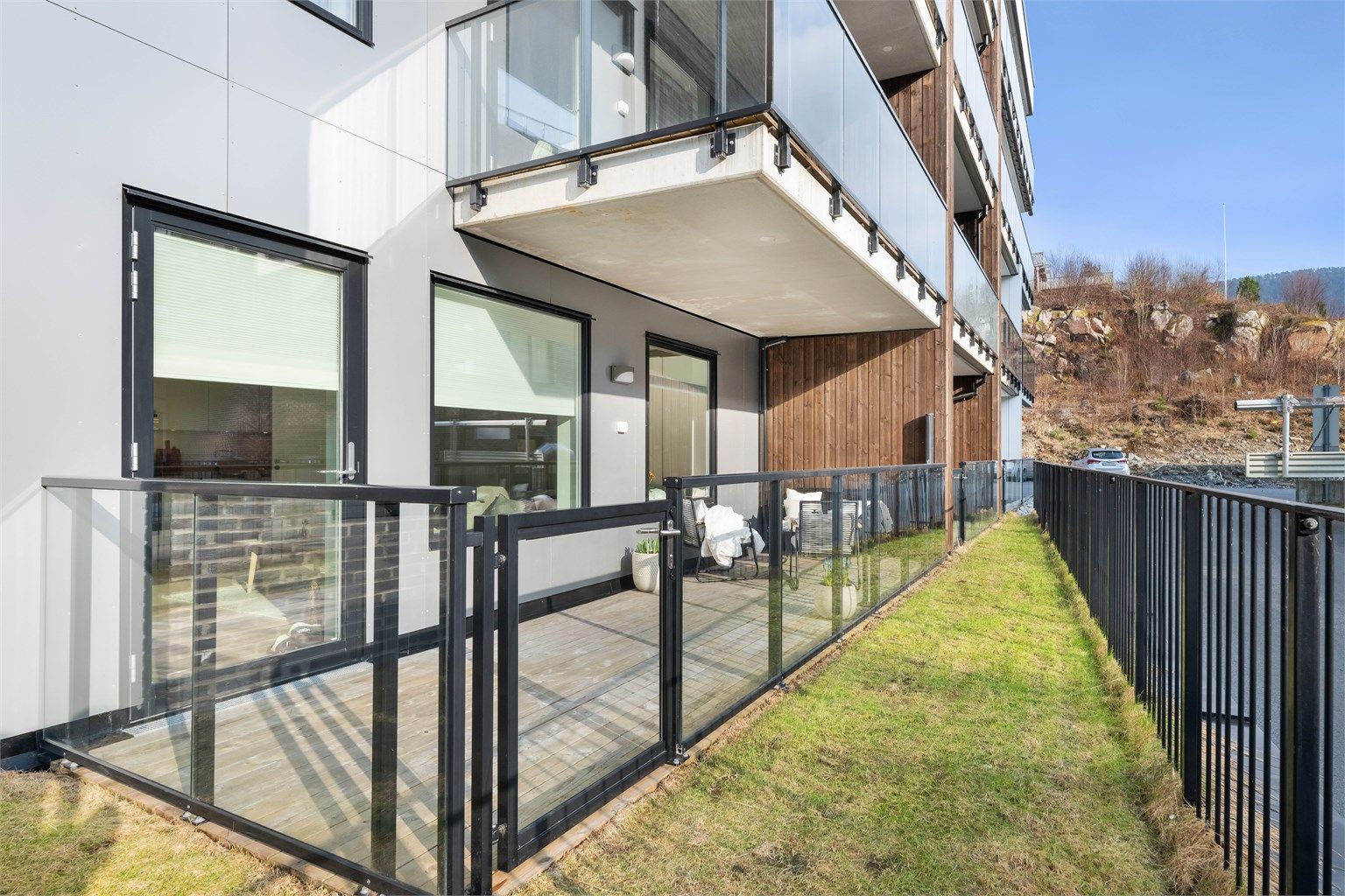 Fra terrassen har man tilgang til fellesområdet gjennom port