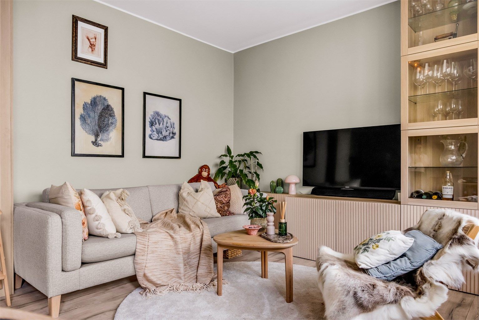 Leiligheten har en åpen og sosial planløsning med en takhøyde på 2,63 meter i stue og kjøkken. Alle vinduer vender mot en rolig bakgård, helt uten innsyn. Foto: Isnitt As.