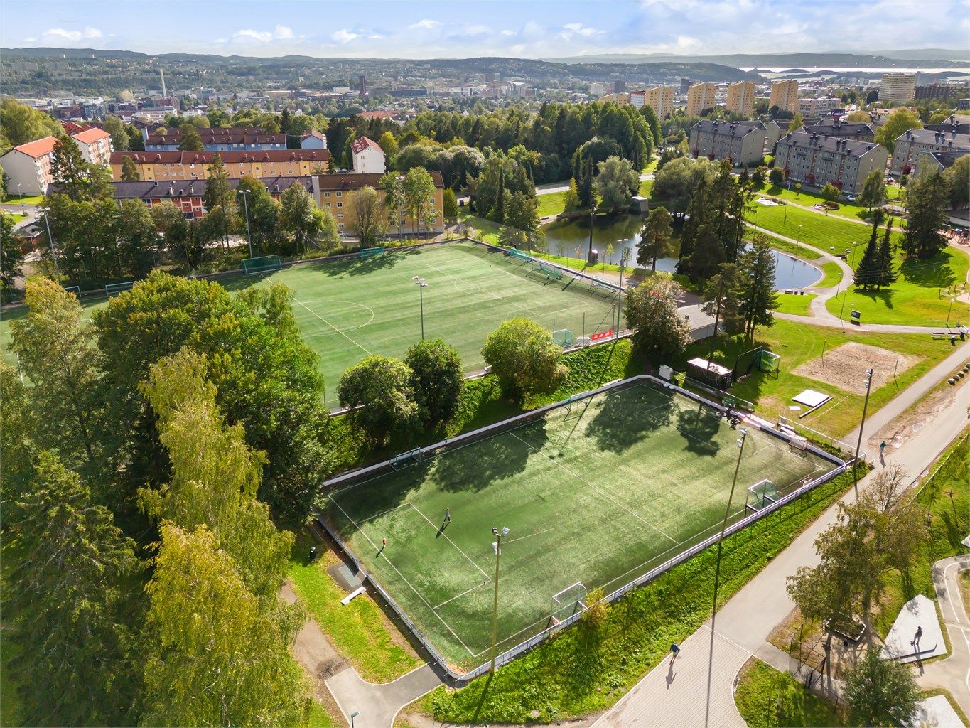 Fra Selvbyggerveien er det kort vei til fotballbaner, skøytebane og badedam