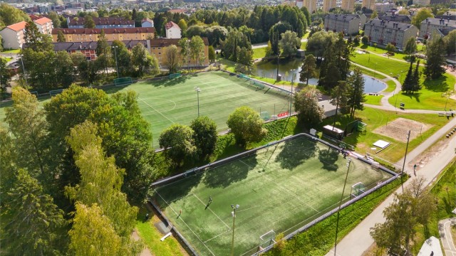 Fra Selvbyggerveien er det kort vei til fotballbaner, skøytebane og badedam