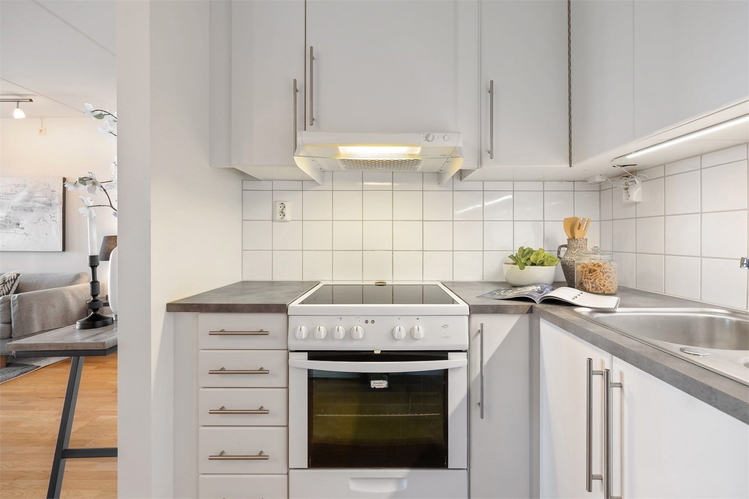 Innredningen har glatte, lyse fronter og laminat benkeplate.