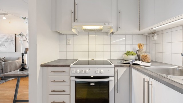 Innredningen har glatte, lyse fronter og laminat benkeplate.