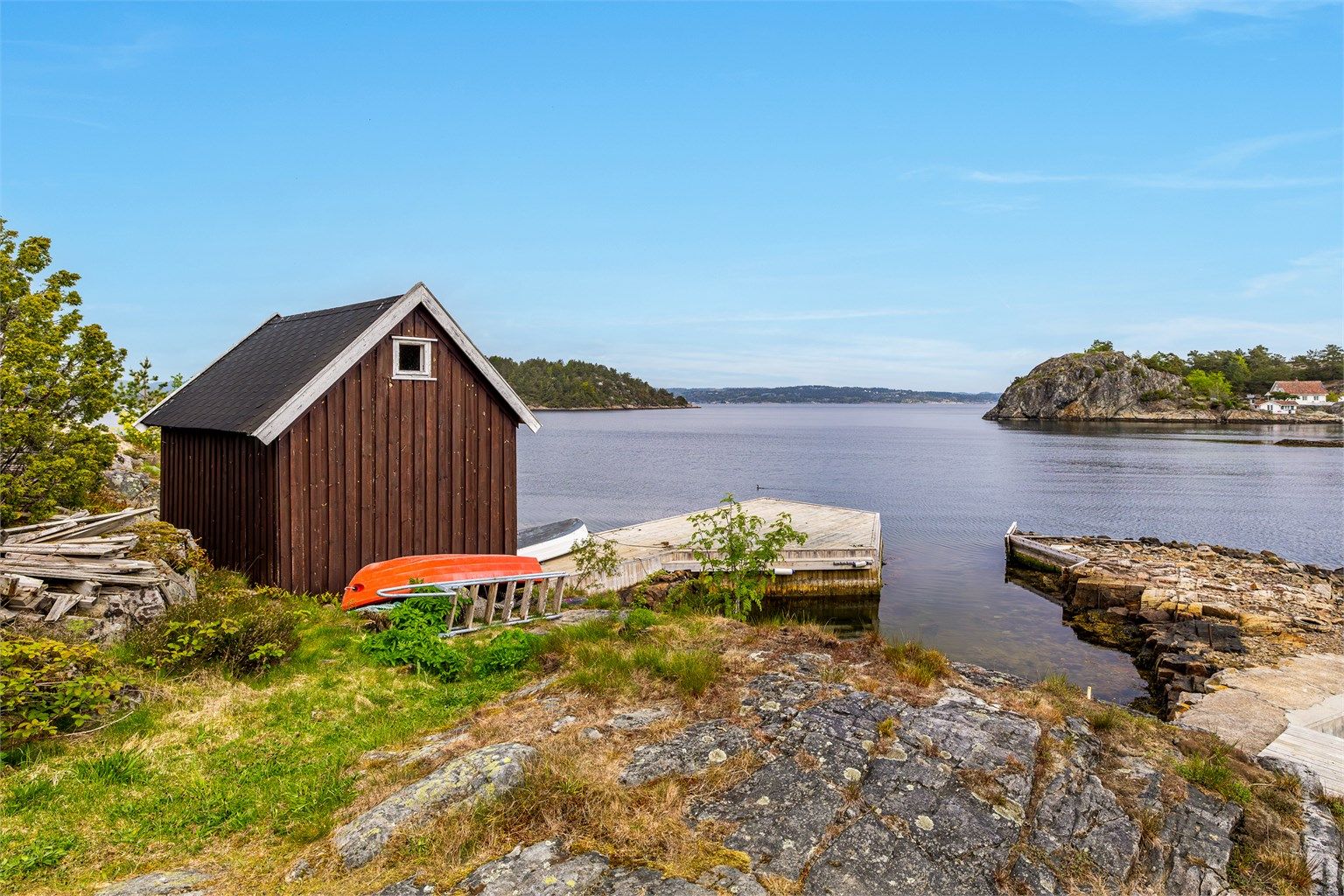 Her leves livet stort sett ute, og her nytes tilværelsen i vannkanten. Båthuset med brygge ligger på bnr. 86 og hører med til eiendommen.