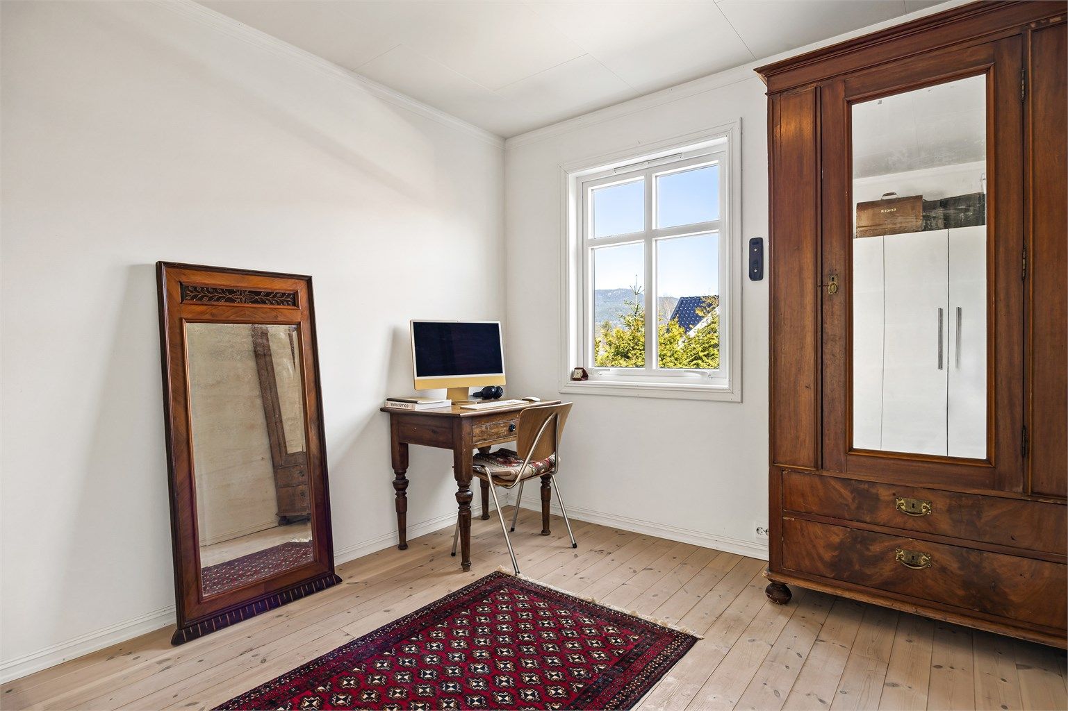 Soverommet i første etasje har heltre gulvbord og et PVC-vindu fra 2018.