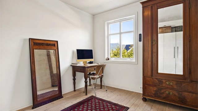 Soverommet i første etasje har heltre gulvbord og et PVC-vindu fra 2018.