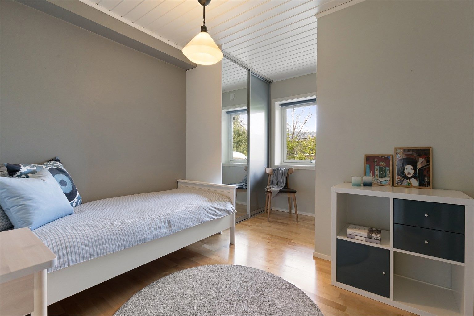 Svalt soverom med skyvedørsgarderobe og god plass til seng og øvrig møblement