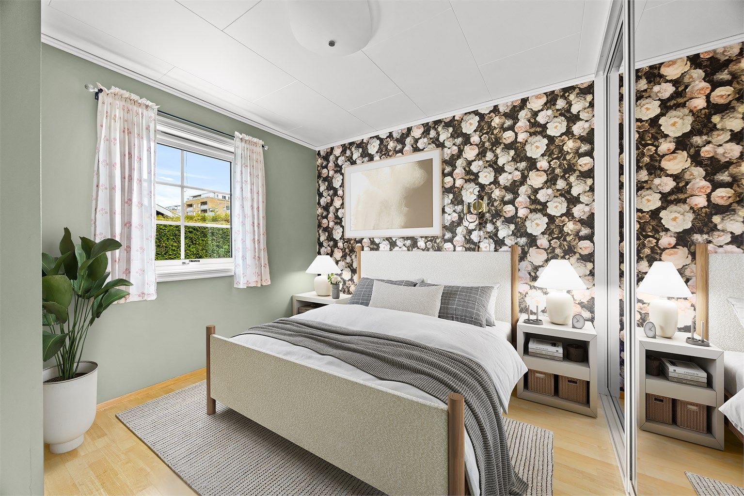 Romslig soverom med skyvedørsgarderobe