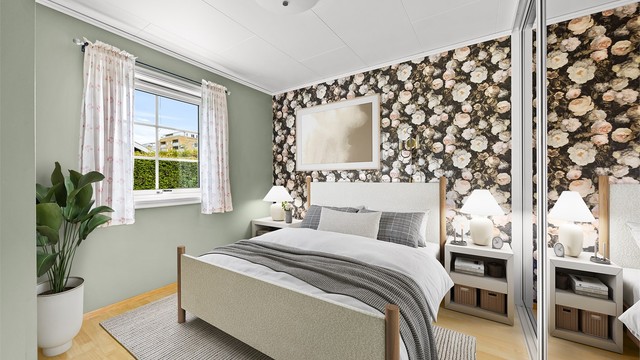 Romslig soverom med skyvedørsgarderobe