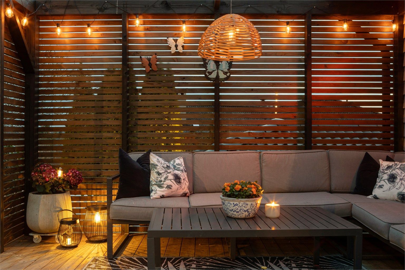 En stemningsfull og skjermet sone på terrassen, perfekt for sene sommerkvelder.