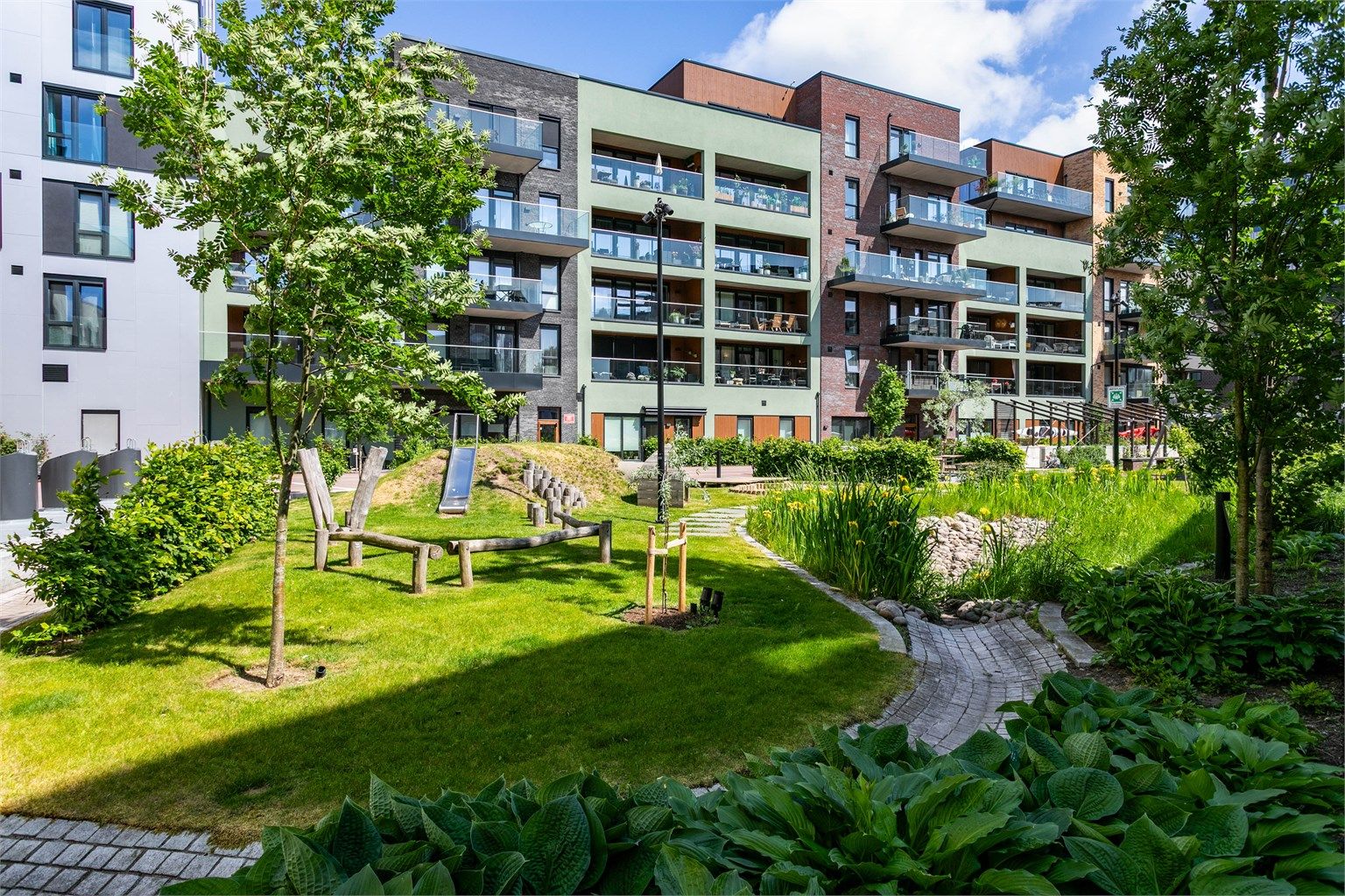 Torget midt i Støperiet er en flott møteplass som inviterer til aktiv bruk.