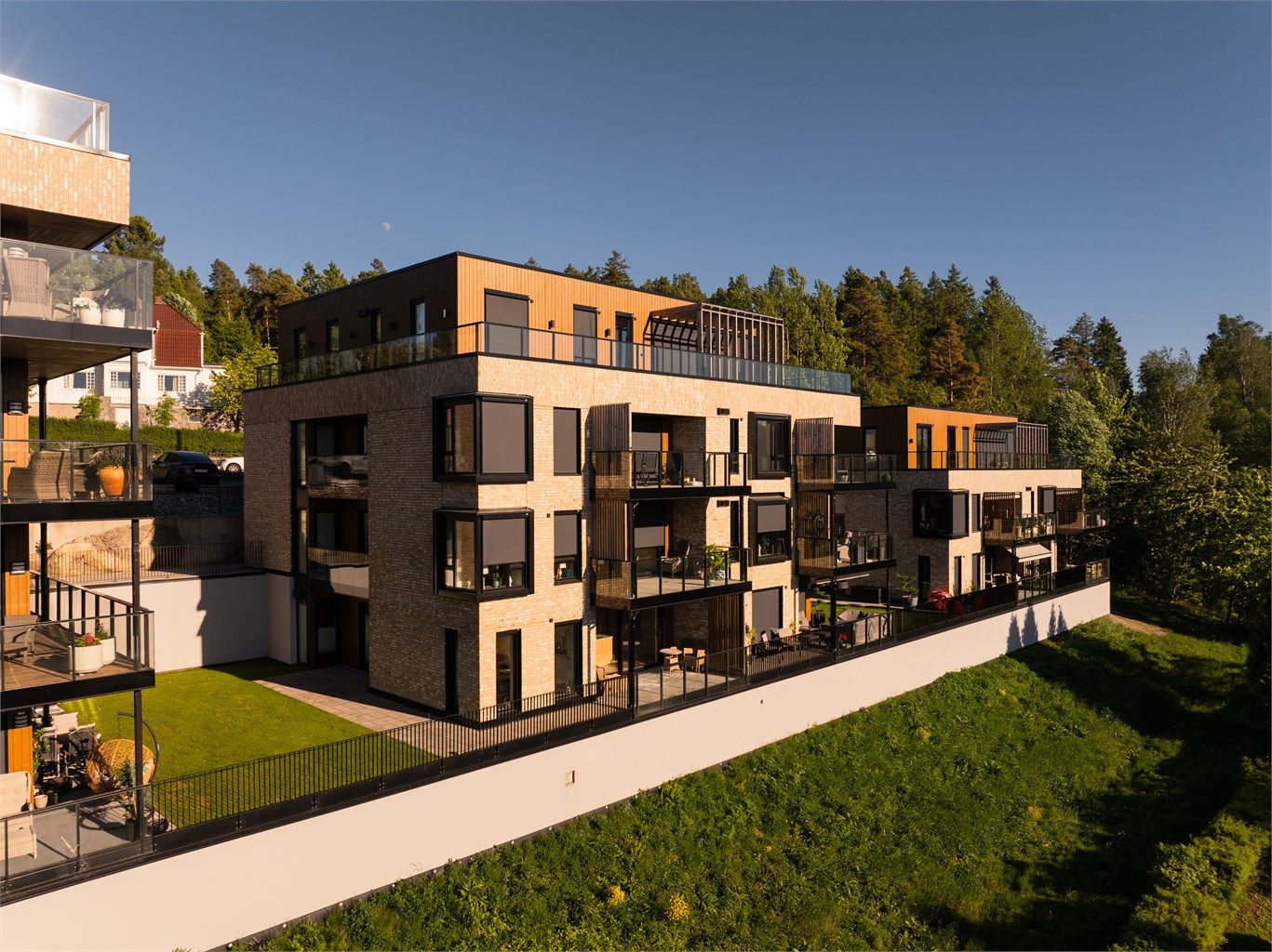 Det er få moderne leiligheter forunt å ha tilgang til egen hage som attpåtil er meget lettstelt. Hellebelagt platting omfavner to sider. Fotograf; Kristoffer Kristiansen.