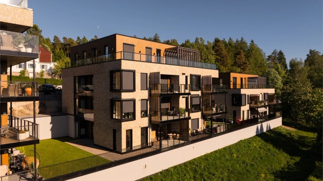 Det er få moderne leiligheter forunt å ha tilgang til egen hage som attpåtil er meget lettstelt. Hellebelagt platting omfavner to sider. Fotograf; Kristoffer Kristiansen.