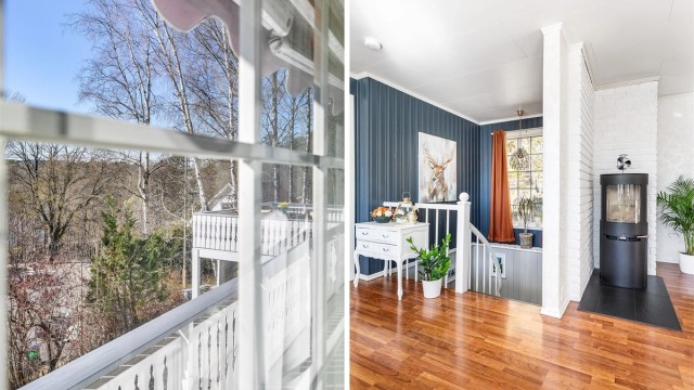 Fra hallen i underetasjen leder trappen rett opp til stuen i første. Vinduer i tre av stuens fire sider sikrer gode lysforhold.