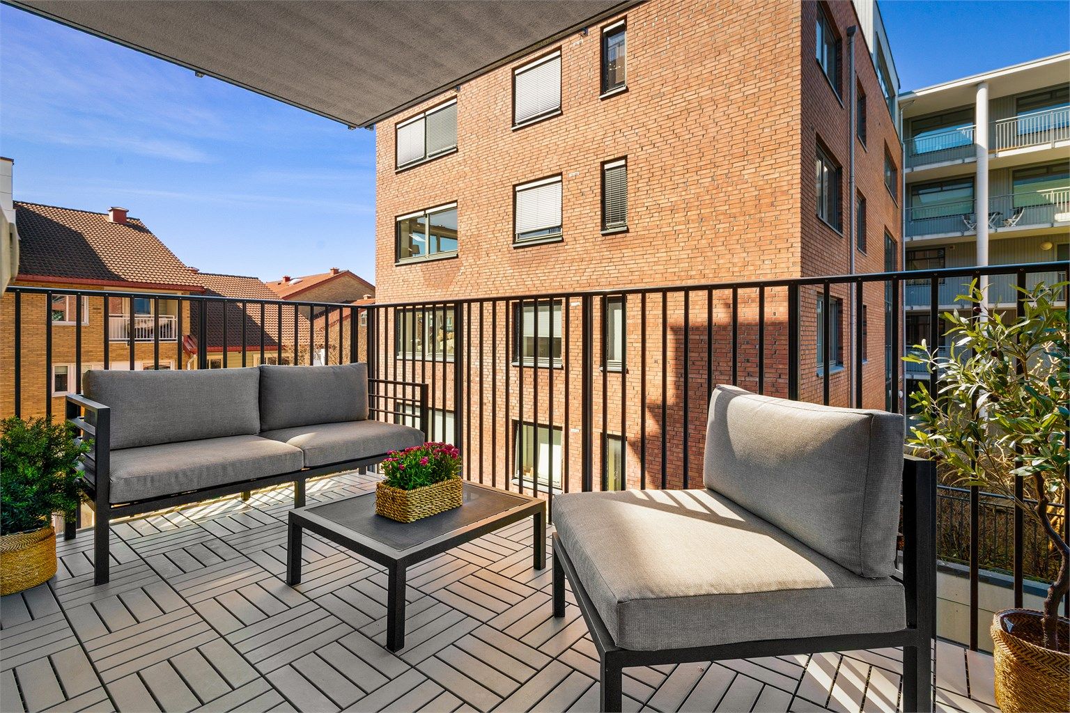 Fra stuen er det utgang til en romslig balkong på 9 m², med god plass for en sittegruppe.