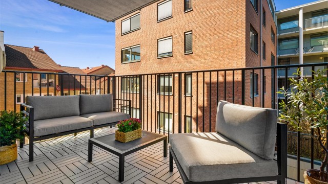 Fra stuen er det utgang til en romslig balkong på 9 m², med god plass for en sittegruppe.