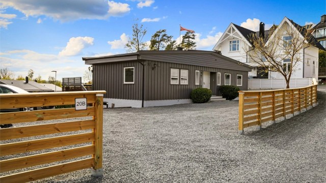 Dette er en stor og familievennlig enebolig beliggende sentralt på Bekkestua i blindvei