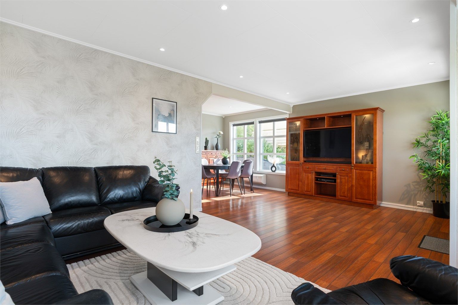 Stuen er lett å møblere med de flere sonene i rommet. 