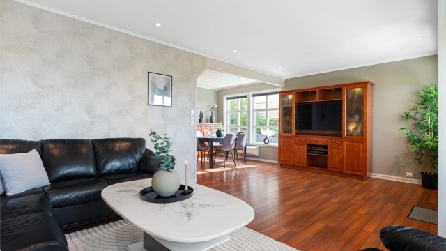 Stuen er lett å møblere med de flere sonene i rommet.