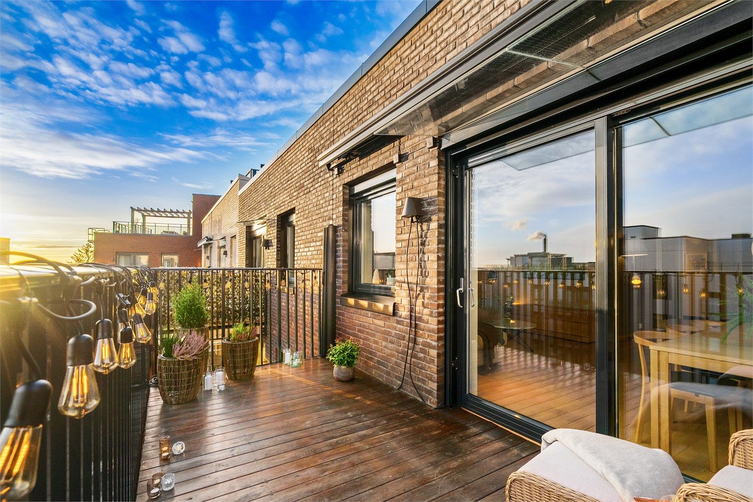 En lekker 4-roms hjørneleilighet med god planløsning i byggets øverste etasje med garasjeplass. 