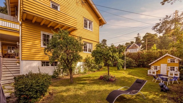Dette er en eiendom med stor fleksibilitet, gode utearealer, utsikt, garasje og et betydelig potensial - og ikke minst en sjelden mulighet til å kjøpe hele den seksjonerte tomannsboligen samlet.