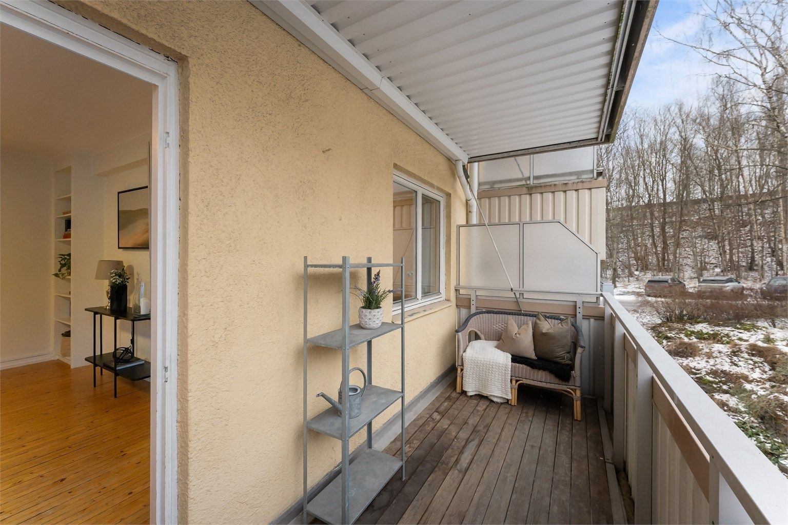 Fra stuen er det utgang til en balkong på 6 m² med gode solforhold fra formiddag til ettermiddag.