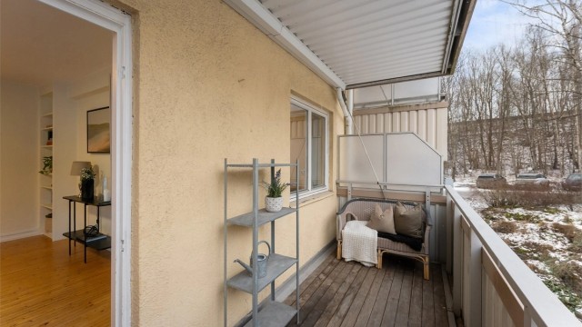 Fra stuen er det utgang til en balkong på 6 m² med gode solforhold fra formiddag til ettermiddag.