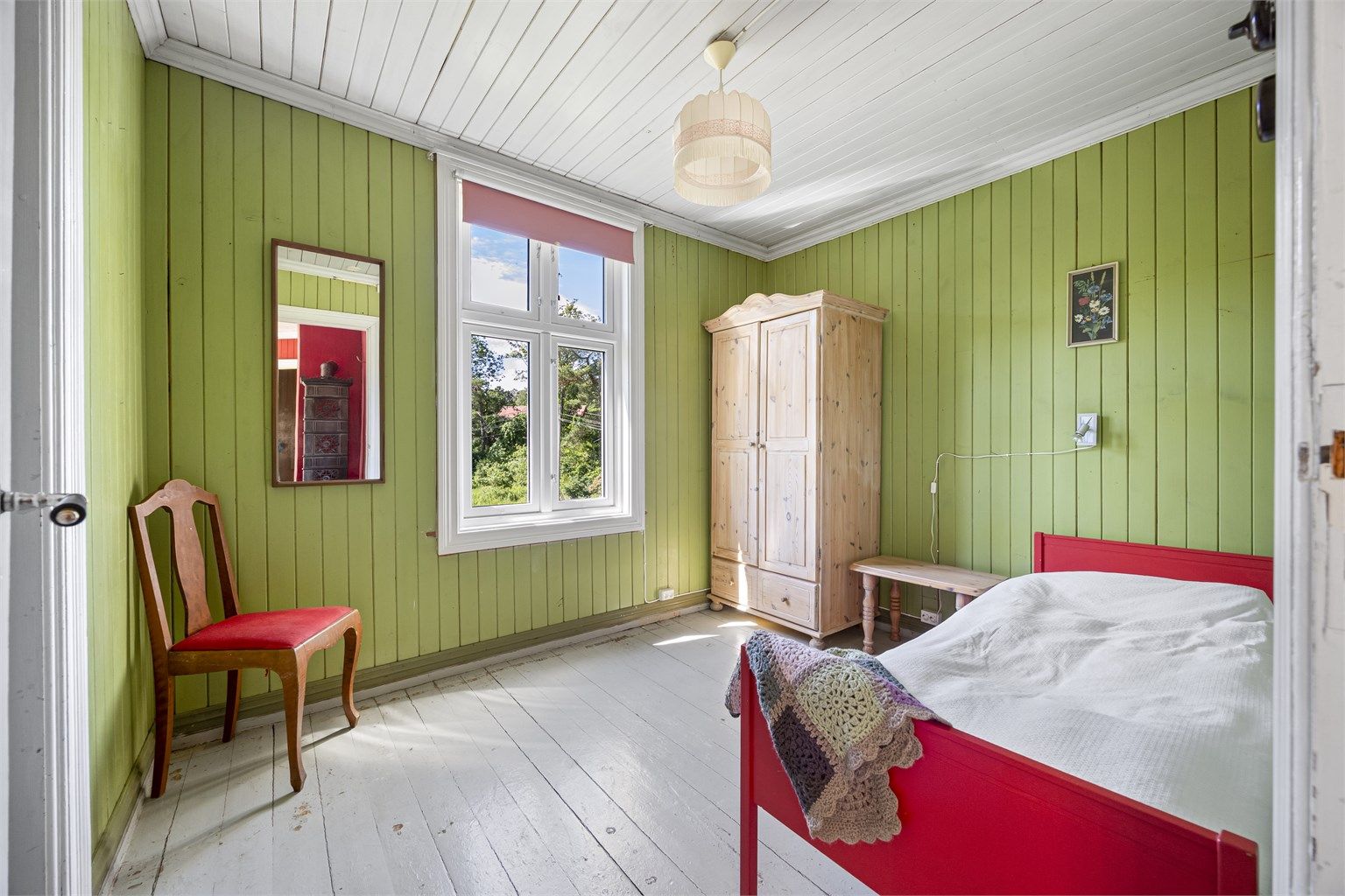Loftsetasjen byr på flere soverom med panelvegger og malte himlinger.