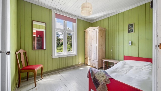 Loftsetasjen byr på flere soverom med panelvegger og malte himlinger.